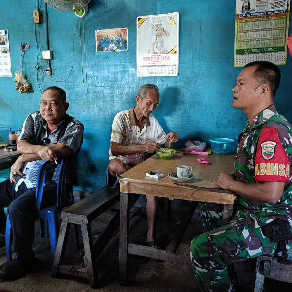 Babinsa Koramil 05/Gas Serda Rudi Hartono Giat Komsos Bersama Warga Di Desa Teluk Sungka