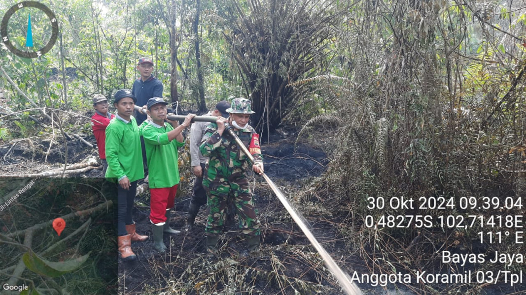 Gerak Cepat Babinsa 03/Tpl dan Tim Gabungan Padamkan Kebakaran Lahan Milik Warga