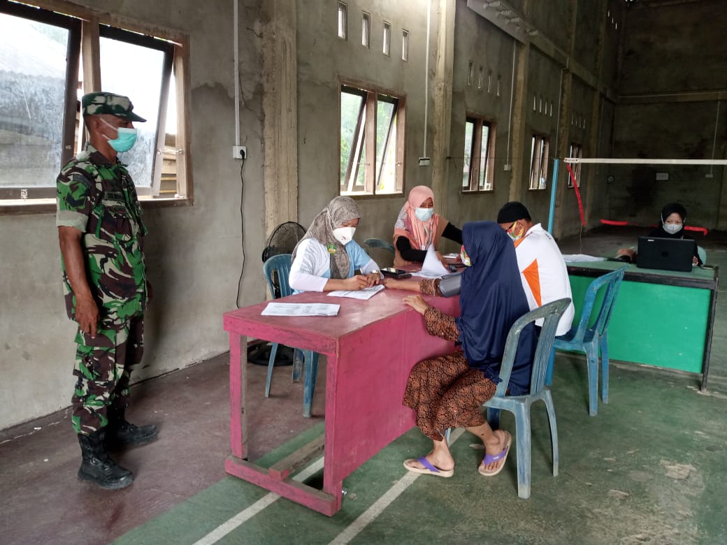 Pastikan Kondusif Dan Aman, Babinsa 03/Tempuling Dampingi Pelaksanaan Vaksinasi Di Desa Binaan