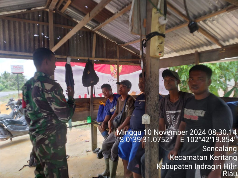 Babinsa Koptu Setiawan Harianto Bersama Masyarakat Terus Antisipasi Karhutla di Binaan Dengan Patroli Rutin