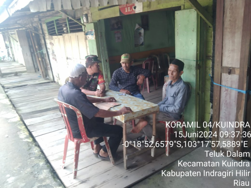Jalin Kedekatan Secara Langsung Bersama Babinsa Koramil 04/Kuindra Melalui Komsos di Binaan