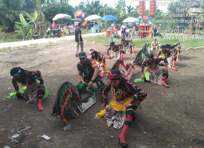 Babinsa 03/Tpl Hadiri Hajatan Sunatan Dengan Perayaan Tarian Kuda Lumping