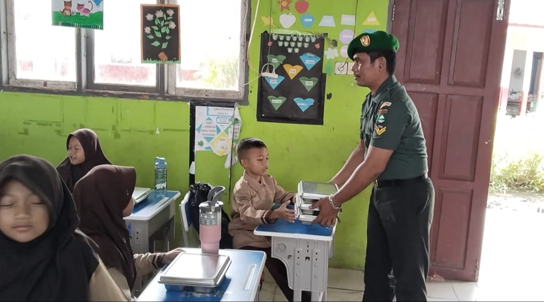 Babinsa Koramil 09/Kemuning Intens Dampingi Program Makan Bergizi Gratis