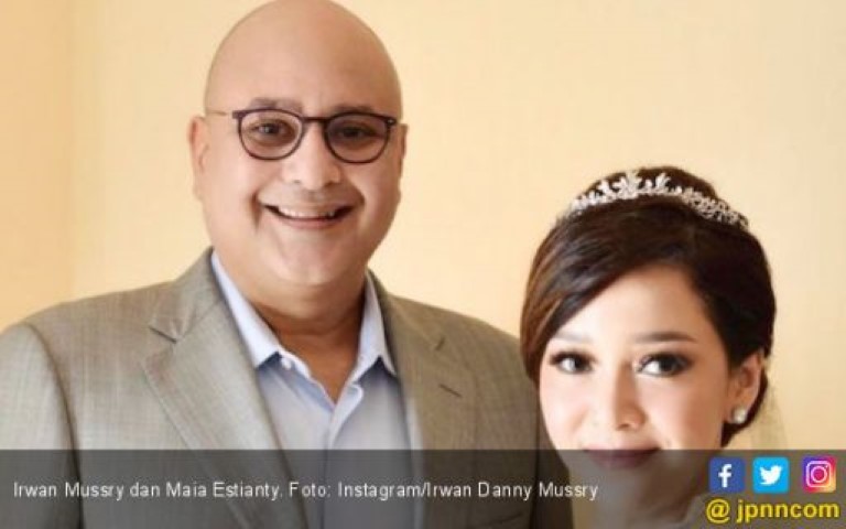 Unggah Foto Mantan Pacar, Maia Estianty: Gak Keliatan kan?