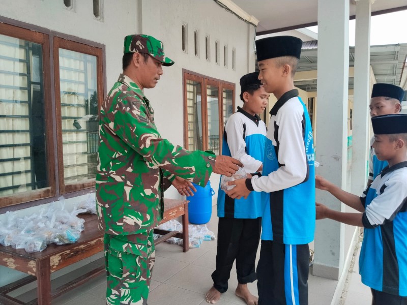 Babinsa Bantu Distribusikan Program Makan Bergizi Gratis di Desa Lintas Utara