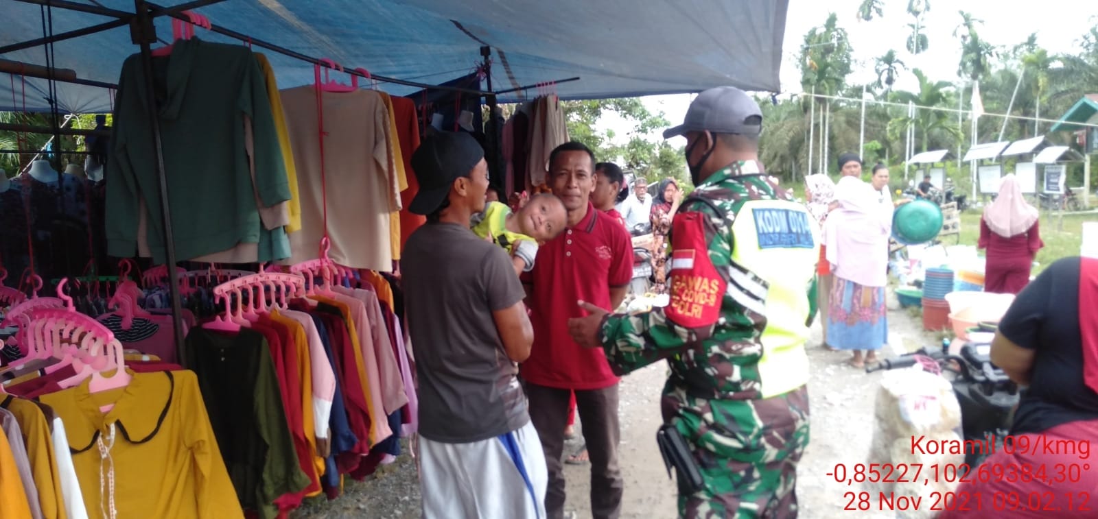 Babinsa Koramil 09/Kemuning Ajak Pengunjung dan Penjual di Pasar Desa Sekayan untuk Patuhi Protkes