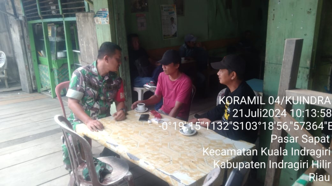 Babinsa Serda Erwin Savitri Pupuk Kekompakan dan Kebersamaan Bersama Masyarakat Melalui Komsos di Binaan