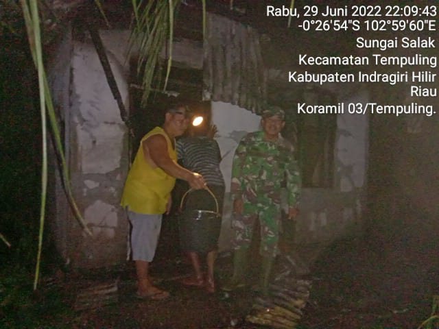 Aksi Babinsa 03/Tempuling Bantu Padamkan Api Yang Membakar Rumah Warga