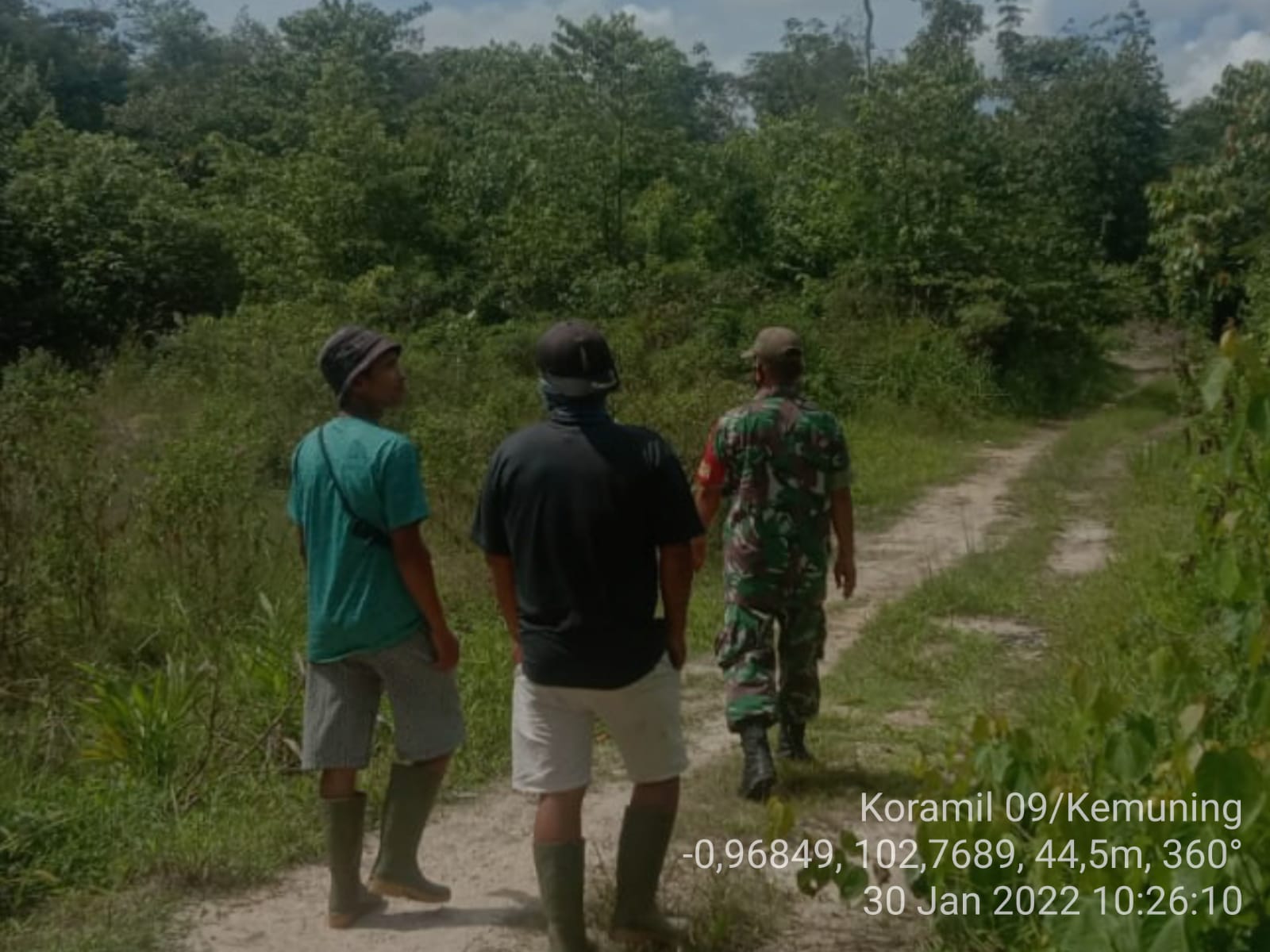 Bersama Warga, Patroli Karhutla Gencar Dilakukan Babinsa di Desa Kemuning Tua