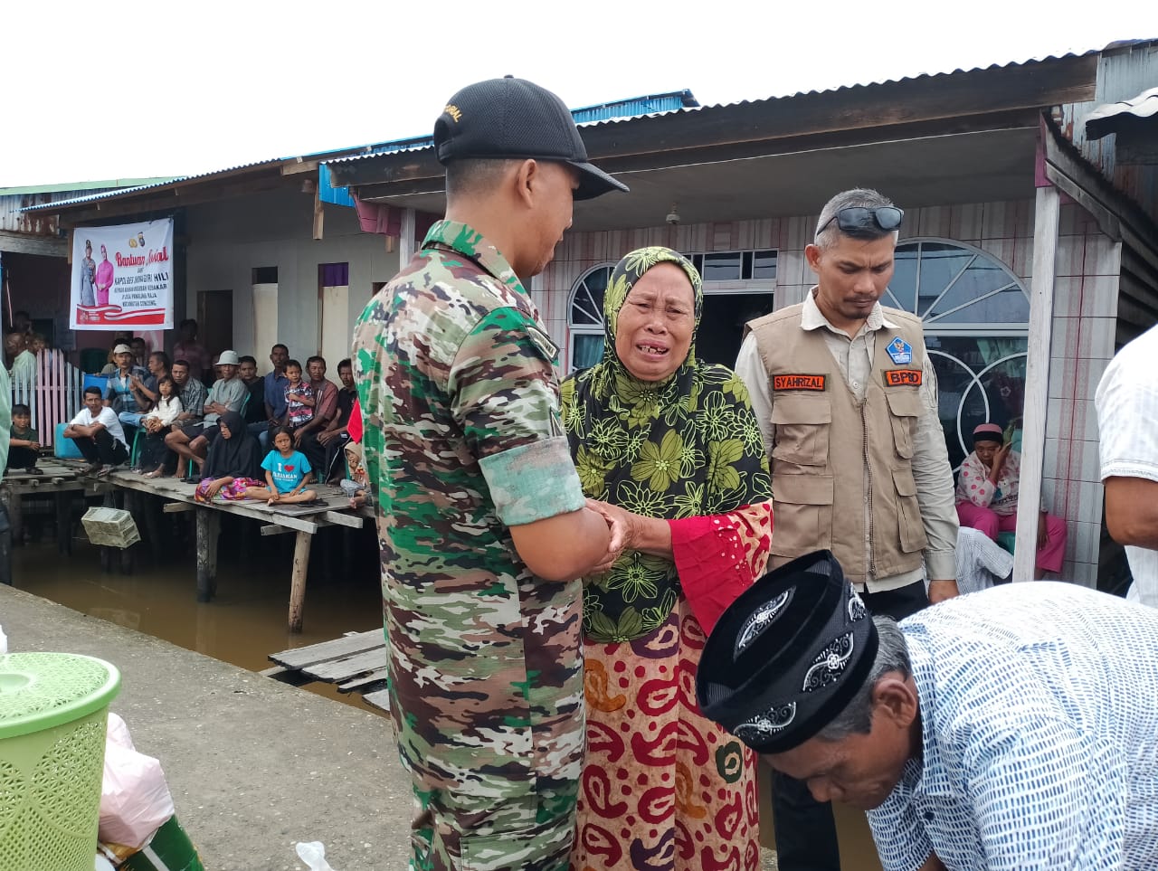 Danramil 04/Kuindra Dampingi Bupati Inhil Untuk Pemberian Bantuan Korban Bencana Kebakaran