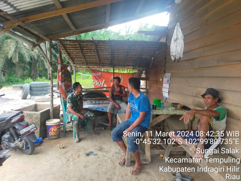 Babinsa 03/Tpl Sertu Angga Wahyu Laksmana Sambangi Warga Untuk Mendapatkan Info Dari Warga Binaan