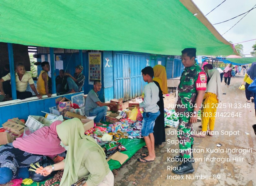 Babinsa Koramil 04/Kuindra Monitor Harga-Harga Bahan Pokok