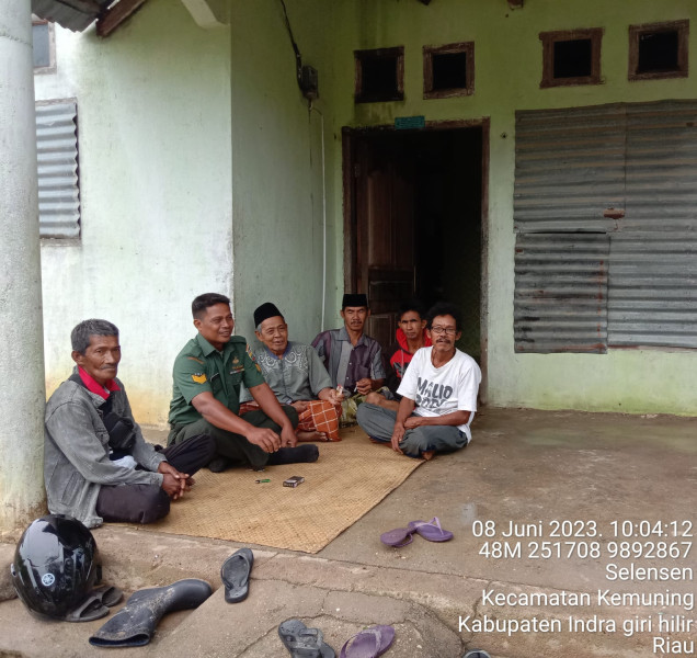 Bagun Kebersamaan dan Keharmonisan, Babinsa Koramil 09/Kemuning Komsos di Rumah Warga