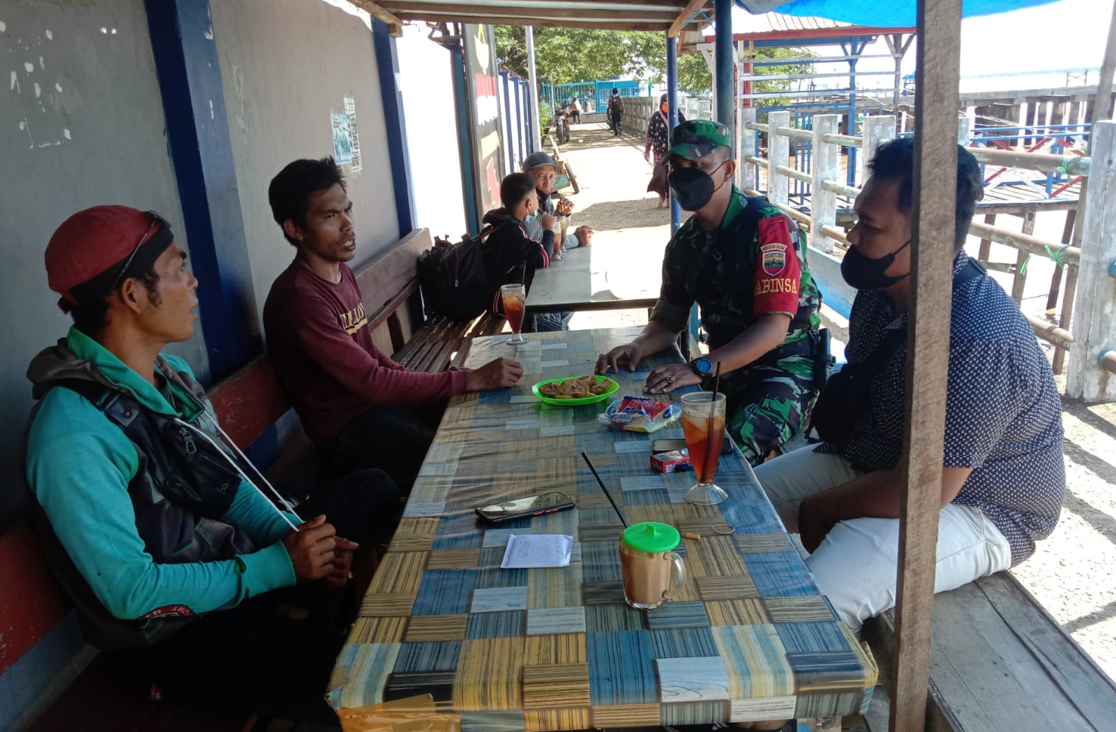 Serda Ronal Manalu Terus Lakukan Kegiatan Komsos di Kantin Desa Sungai Belah