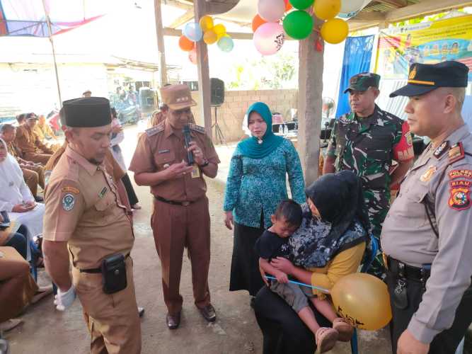 Babinsa 03/Tpl Dampingi Kegiatan Crash Program Polio Dan Penimbangan Balita Serentak Di Puskesmas Tempuling
