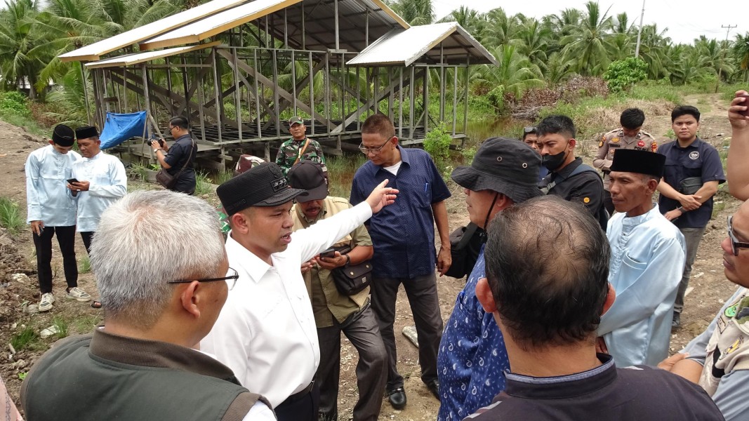 Gubernur Riau Tinjau Pembangunan Jalan Penghubung Guntung-Simbar-Mandah