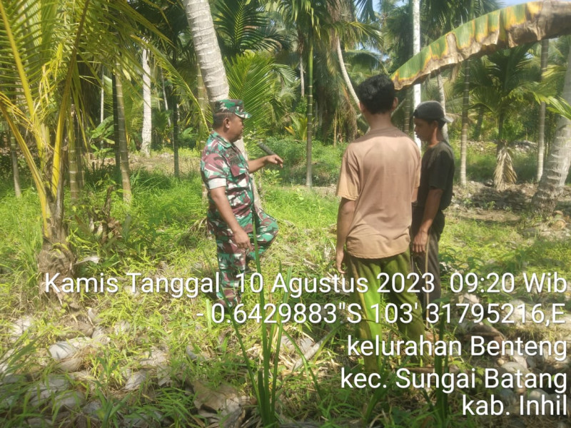 Peduli Terhadap Lingkungan, Babinsa Koramil 07/Reteh Ajak Masyarakat Patroli Karhutla