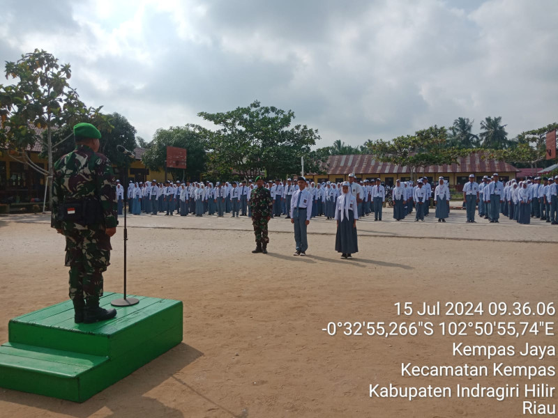 Pimpin Upacara di SMA, Danramil 03/Tpl: Mantapkan Bela Negara!