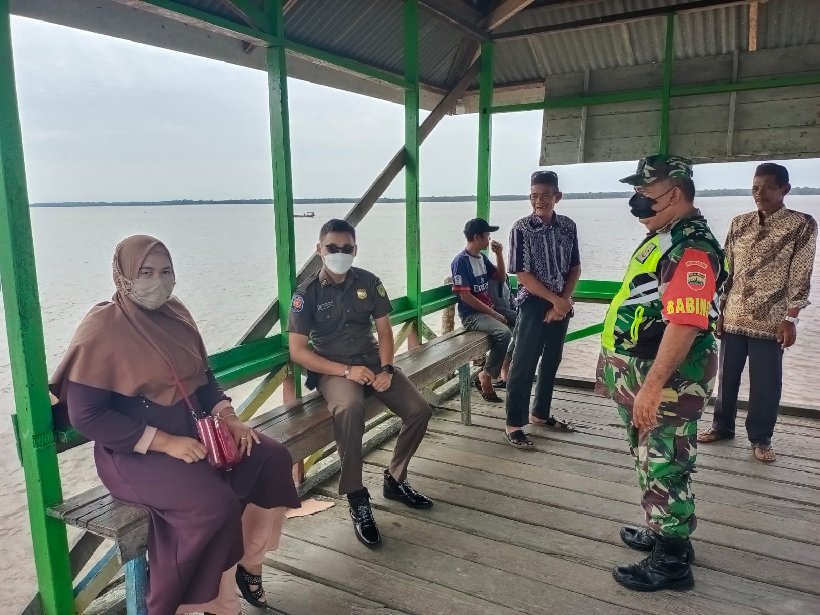 Tegur Warga di Pelabuhan, Babinsa Koramil 04/Kuindra Gencar Tegakkan Protkes bersama Satgas