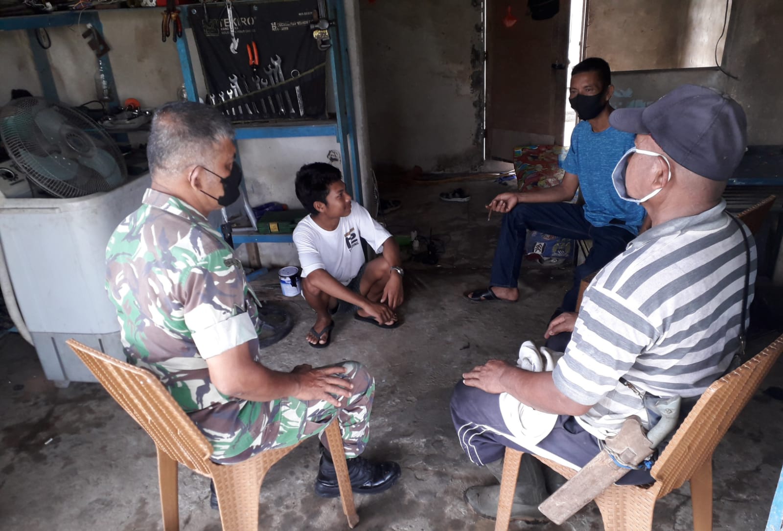 Babinsa Koramil 04/Kuindra Lakukan Komsos dan Himbauan Kepada Masyarakat Terkait Pembersihan