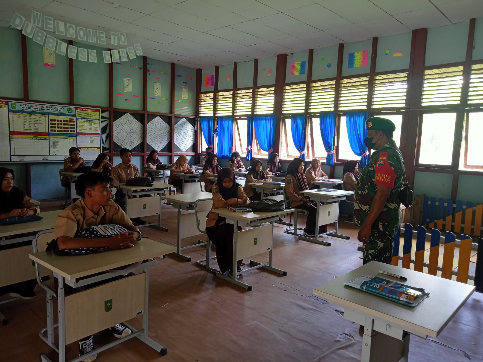Sambangi Sekolah, Babinsa Koramil 04/Kuindra Sosialisasikan Penerimaan Prajurit TNI AD