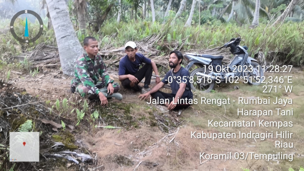 Babinsa 03/Tpl Komsos dengan Para Petani Kelapa di Desa Sungai Ara