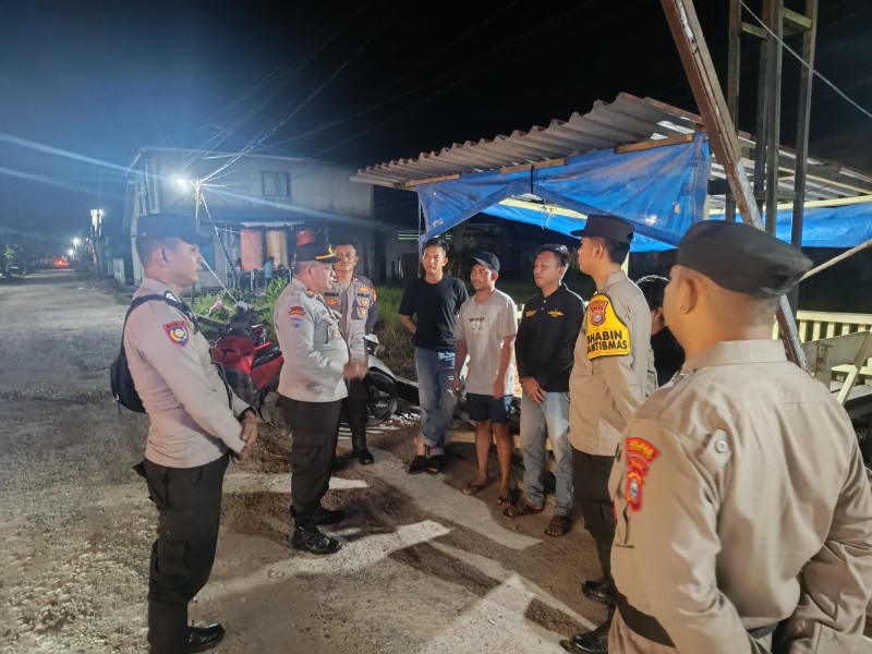 Kasat Binmas Polres Inhil AKP Cardi Edi Haryanto  beserta anggota Cek Pos Satkamling di Kelurahan Sungai Beringin