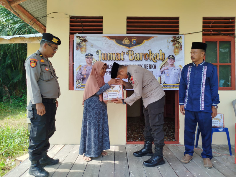 Jumat Berkah, Polsek Gas Bagikan Sembako Kepada Warga