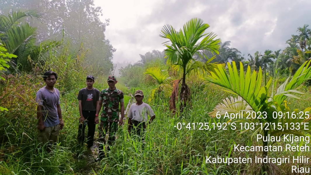 Patroli Daerah Rawan Kebakaran, Babinsa Koramil 07/Reteh Turun Ke Wilayah