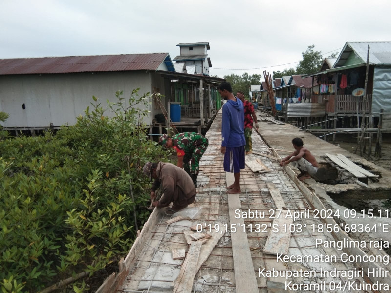 Babinsa Koramil 04/Kuindra Lakukan Goro Untuk Semenisasi Jalan Yang Berlubang dan Runtuh