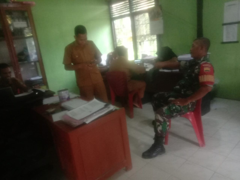 Tetap Jaga Silaturahmi Bersama Babinsa Koramil 09/Kemuning Dengan Perangkat Desa