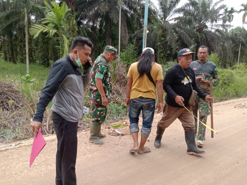 Danramil 04/Kuindra dan PU Tinjau Kondisi Jalan Poros Mumpa-KTJ untuk Meningkatkan Kualitas Infrastruktur