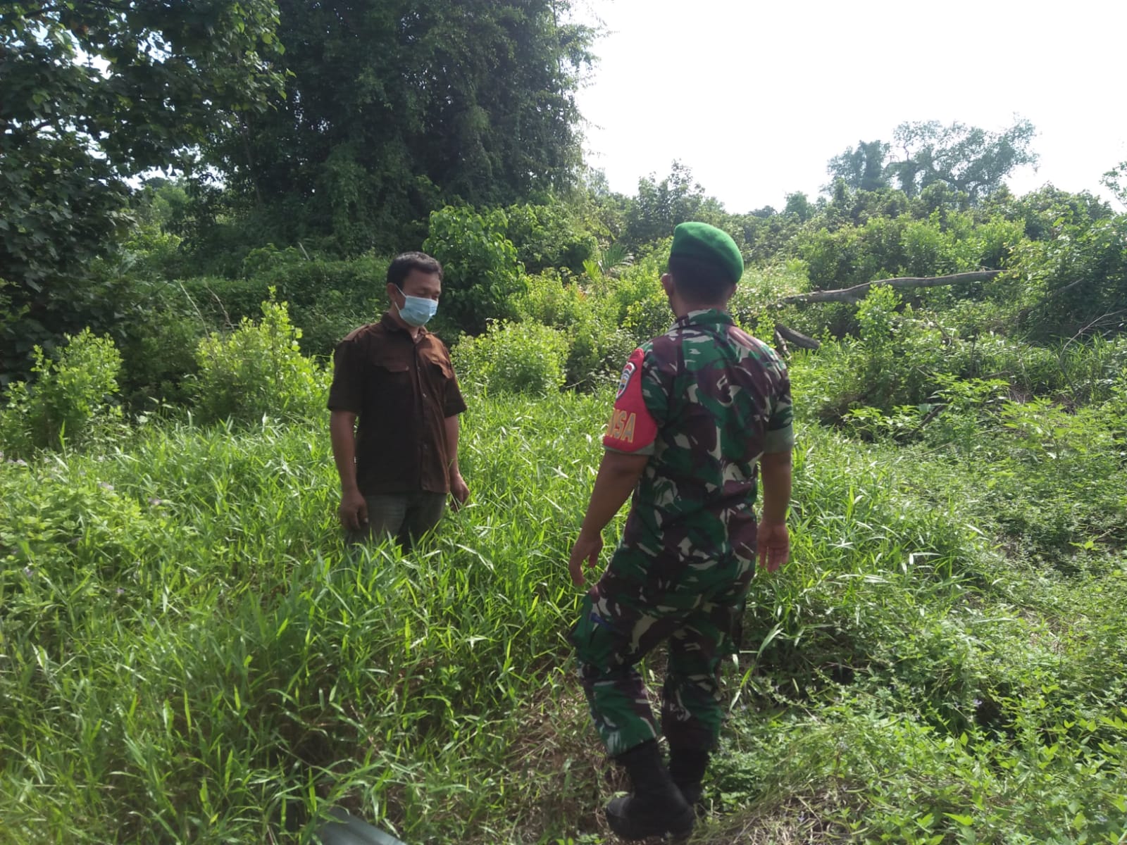 Musim Kemarau Melanda, Babinsa Koramil 04/Kuindra Ingatkan Masyarakat Soal Karhutla