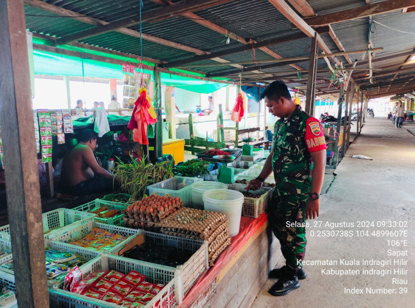 Ciptakan Suasana Harmonis, Babinsa Koramil 04/Kuindra Pantau Lingkungan Pasar