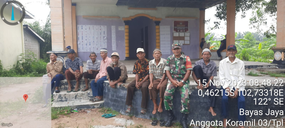 Melalui Komsos, Babinsa Desa Bayas Jaya Koramil 03/Tpl Ajak Warga Tingkatkan Keamanan Lingkungan Desa