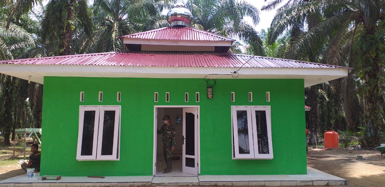 Pembangunan Mushollah Nurul Ikhlas selesai, anggota Satgas TMMD laksanakan pembersihan