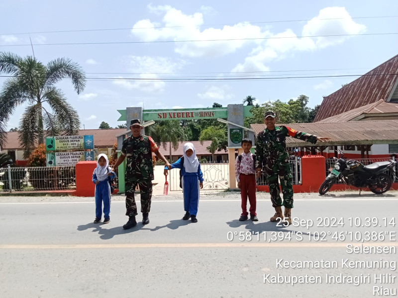 Peduli Keselamatan Masyarakat, Babinsa Koramil 09/Kemuning Bantu Anak-anak Sekolah Untuk Menyeberangi Jalan Lintas
