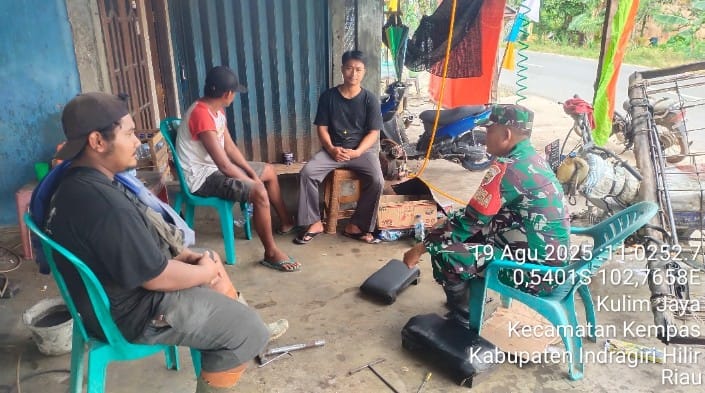 Babinsa Kopda Jalaluddin Pererat Tali Silaturahmi dengan Tokoh Pemuda di Kampung Pancasila