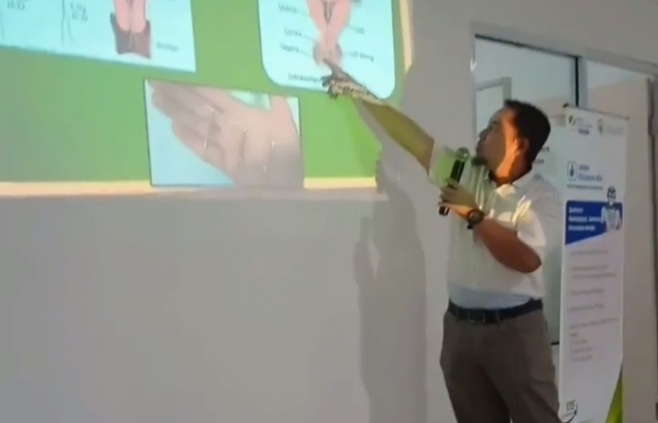 dr. Gusprizer, SpOG Berikan Materi Saat Penyuluhan KB di RSUD PH Tembilahan