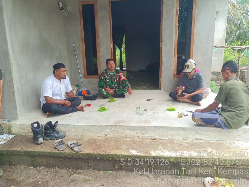 Duduk Lesehan dan Ngopi Bareng, Serka Ng. Sipayung Pererat Silaturahmi dengan Tokoh Masyarakat