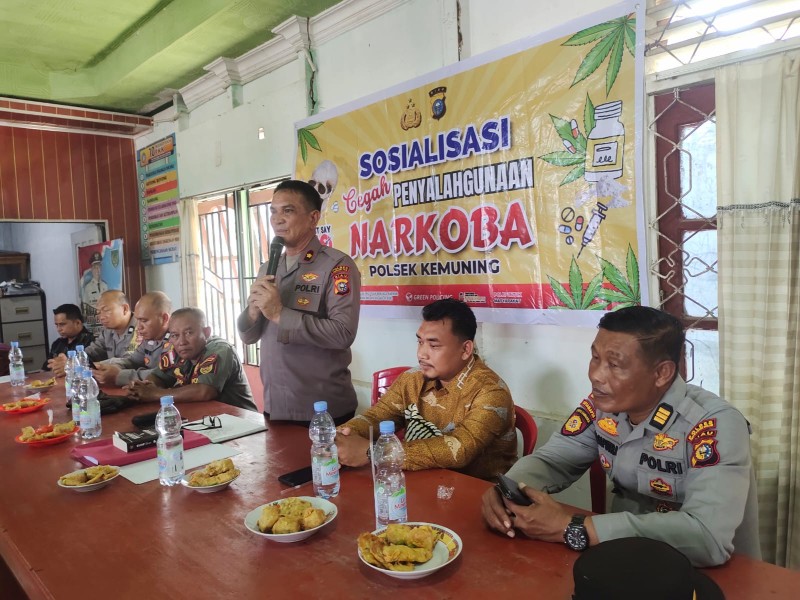 Siang di Aula Desa Keritang, Kapolsek Kemuning Ajak Warga Cegah Narkoba dari Keluarga