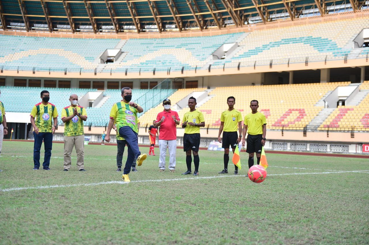 Pertandingan Sepakbola PGRI, Ini Momen Tendangan Pertama Gubri