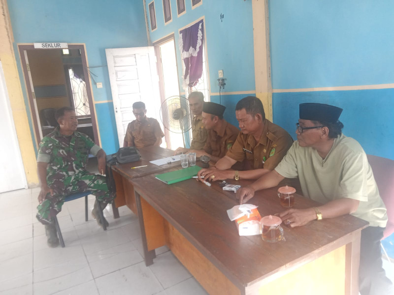 Jalin Silaturahmi Antara Babinsa Koramil 09/Kemuning Dengan Staf Kantor Desa