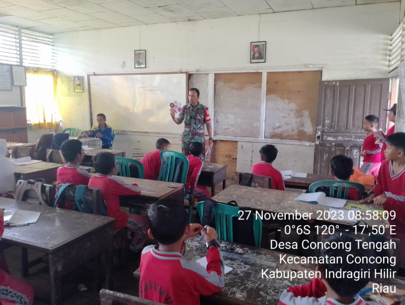 Babinsa Melaksanakan Komsos Di Sekolah Dasar Wilayah Binaan