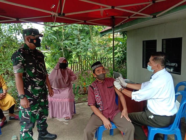 Sukseskan Vaksin Booster, Babinsa 03/Tempuling Aktif Selalu Dampingi Pelaksanaan Vaksinasi Berama Puskesmas Tempuling