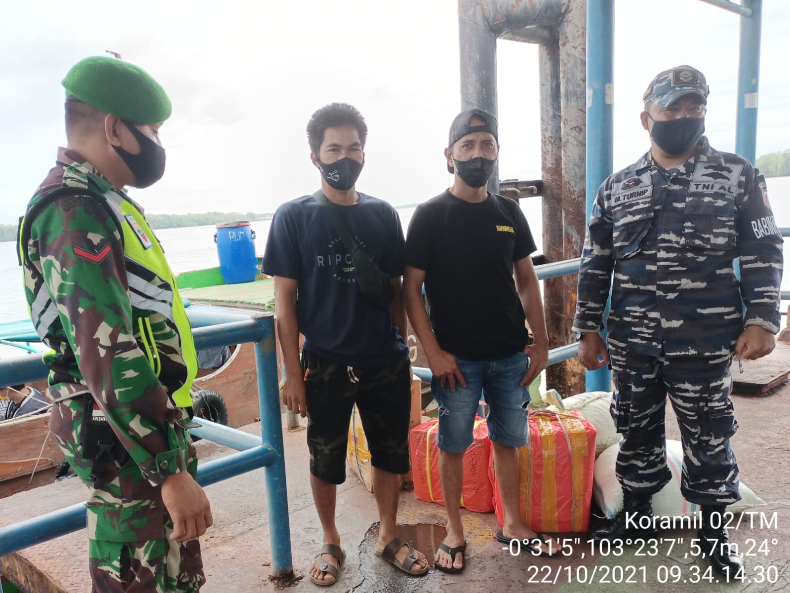Kompak, TNI AD dan TNI AL Lakukan Penegakan Protkes di Pelabuhan Kecamatan Tanah Merah