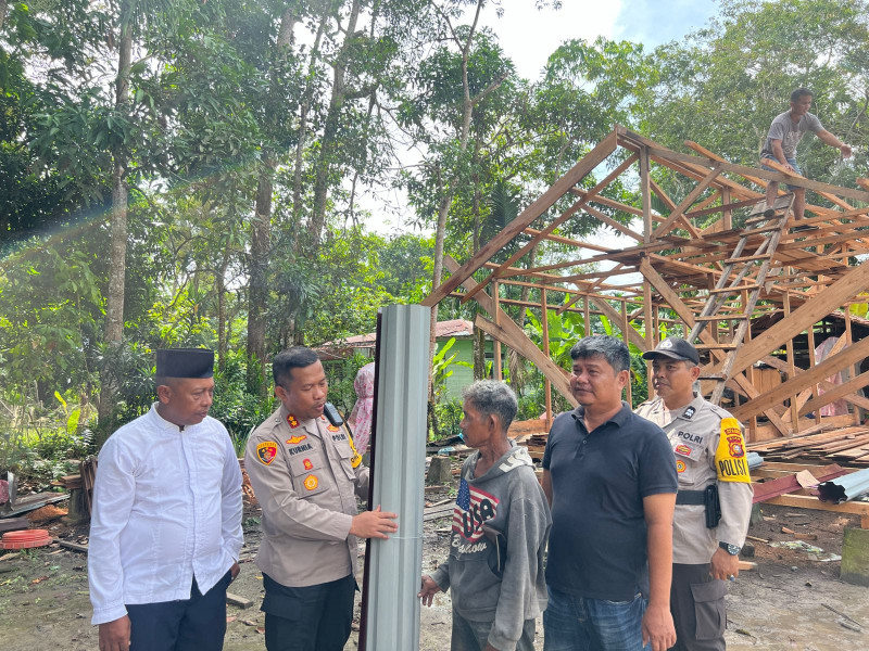 Polri Peduli, Polres Meranti Bedah Rumah Warga Menjadi Layak Huni di Desa Alai Polri Peduli, Polres Meranti Bedah Rumah Warga Menjadi Layak Huni di Desa Alai