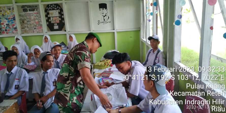 Babinsa Koramil 07/Reteh Jalin Komsos Bersama Guru dan Siswa/I SMAN 1 Reteh