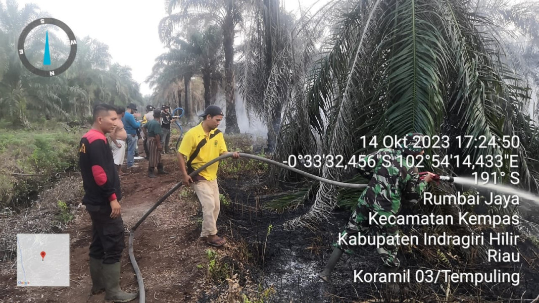 Babinsa Koramil 03/Tpl Turun Langsung Untuk Memadamkan Api Di Wilayah