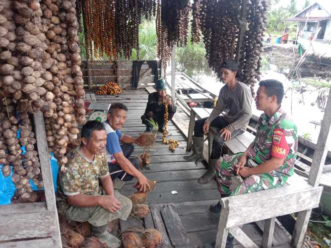 Tingkatkan Keamanan Desa Bersama Babinsa Koramil 04/Kuindra